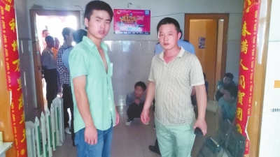 在吳文舉老師的幫助下，王強(qiáng)強(qiáng)（左）從傳銷窩點(diǎn)成功脫險(xiǎn)。