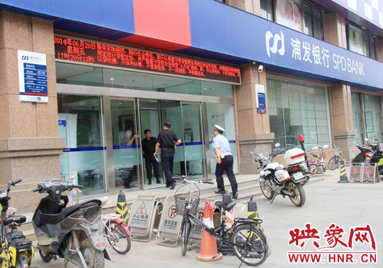 民警趕到現(xiàn)場了解情況。