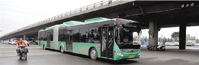 昨日上午，一輛B3快速公交測試車行駛在西三環(huán)的線路上。