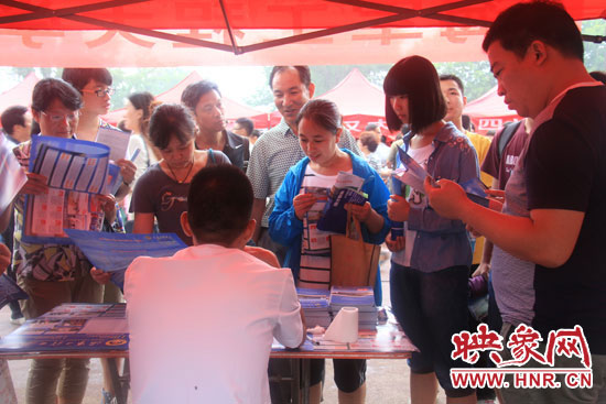 前來資訊高校信息的家長 前來資訊高校信息的家長