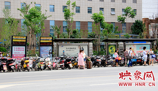 在黃河路經(jīng)三路公交站牌候車(chē)的乘客被“擠”到了路上