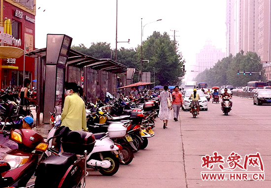 東風(fēng)路百腦匯公交站牌停滿(mǎn)了電瓶車(chē)