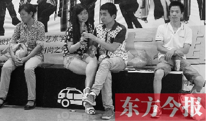 昨天，火車站地一大道納涼點已有許多市民坐在商場的椅子上乘涼