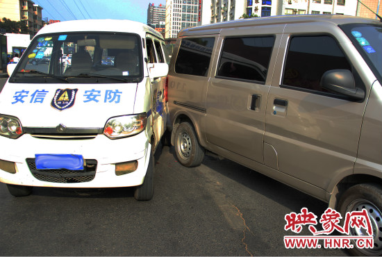 兩輛面包車也被牽連。