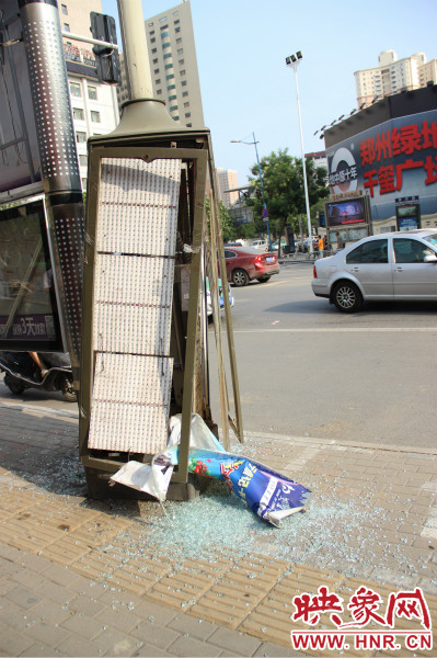 路旁的路燈箱已經(jīng)被肇事車輛撞碎。