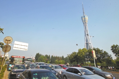 航海路中原福塔門前調(diào)頭口被封閉，等待左轉(zhuǎn)調(diào)頭的車輛排起長隊。