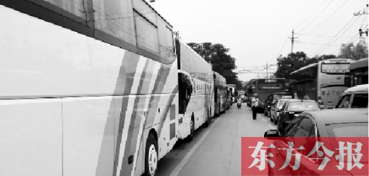 昨日，只能由東向西單行的鄭州市城南路上，闖進(jìn)了由西向東行駛的大巴車，造成嚴(yán)重交通擁堵