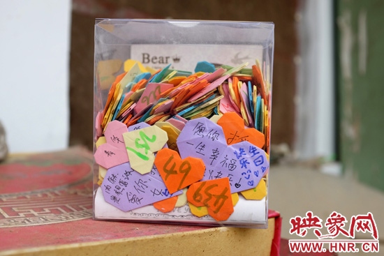 王書佳的床邊放著一個玻璃瓶子，里面是521顆紙心，是生日的時候同宿舍的朋友送給她的。