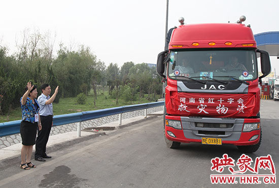 運送救災(zāi)物質(zhì)的貨車出發(fā),奔赴災(zāi)區(qū)。