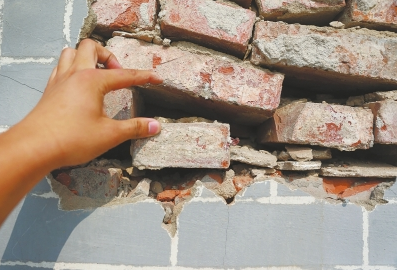 洛陽(yáng)一4層危樓直立丁字路口 行人路過(guò)心膽顫 洛陽(yáng)一4層危樓直立丁字路口 行人路過(guò)心膽顫