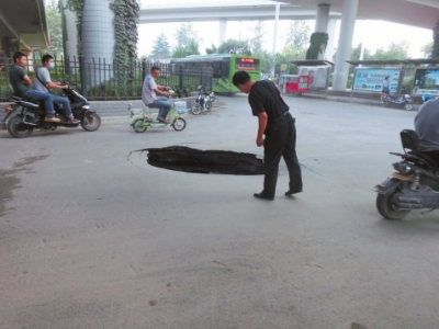 市民探頭看，大坑“深不可測”。