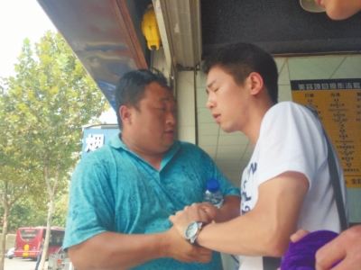 記者正查看照片，突遭藍衣男強搶手機。