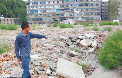 寧寧的父親說(shuō)：女兒就是在這兒被打的。