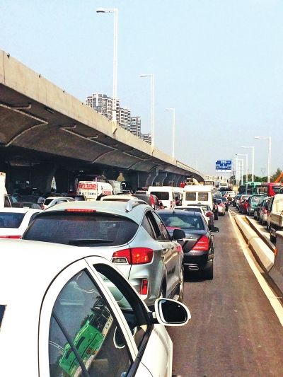 因塌方，中原路西三環(huán)交叉口附近擁堵嚴(yán)重