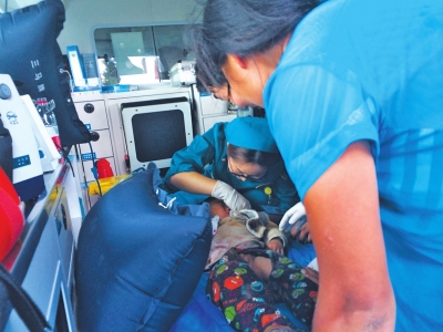 小生生被救出后立即送上救護車 小生生被救出后立即送上救護車