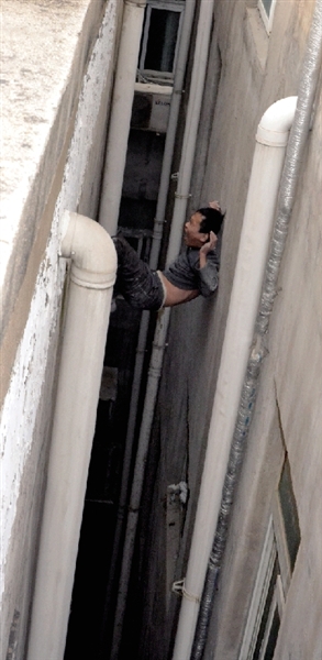 就在民警緊急施救時(shí)，他從兩樓之間摔下。