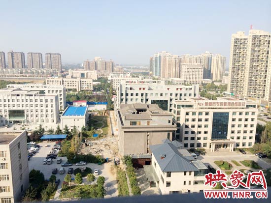 一座4層的建筑樓頂蓋上了四合院。