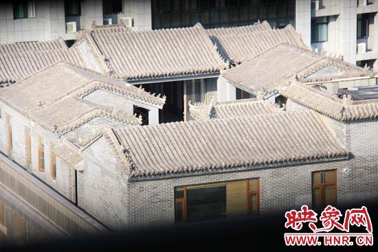 這座建筑里面的裝修奢華考究，門(mén)窗和吊頂均為紅木。