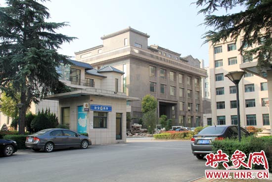 據(jù)這座建筑的一名工作人員稱，整座建筑為海龍集團(tuán)所有，房屋建成之后用作公司紅木家具展示。