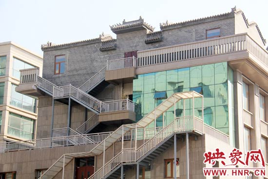 這座建筑的背面，已建好步梯。