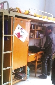 家人拍攝的孫慧博宿舍高低床照片。