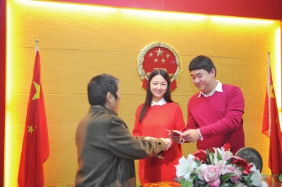 昨天領(lǐng)取結(jié)婚證的一對(duì)新人 昨天領(lǐng)取結(jié)婚證的一對(duì)新人