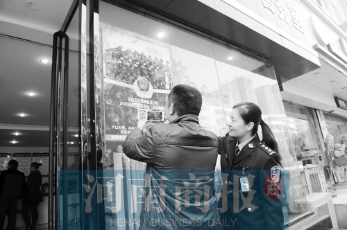 市民正在掃描二維碼，加關(guān)注