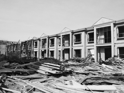 別墅群現(xiàn)場(chǎng)，工人正在施工，部分建筑已經(jīng)封頂。