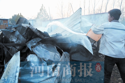 還有零星的火苗沒滅，有人在拿水澆