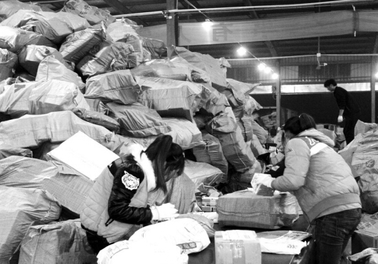 “雙十一”過(guò)后快遞業(yè)迎來(lái)投遞高峰，鄭州一家快遞公司網(wǎng)點(diǎn)內(nèi)，快遞堆積如山，分揀員24小時(shí)不間斷工作