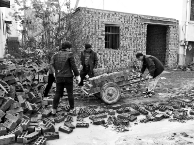 記者一線揭秘“瘋長(zhǎng)的城中村小樓”:鐵條骨架塑料皮 記者一線揭秘“瘋長(zhǎng)的城中村小樓”:鐵條骨架塑料皮