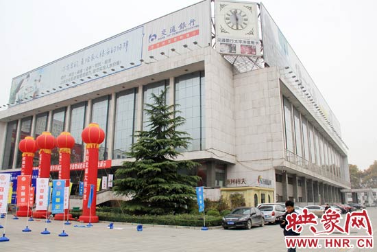 11月28日，記者從鄭州市政府獲悉，河南省人民會(huì)堂決定拆除違法存在10多年的巨型樓頂廣告。