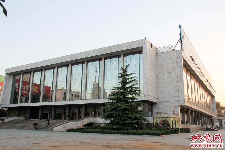 省人民會(huì)堂樓頂西側(cè)的廣告牌已經(jīng)全部拆除完畢，現(xiàn)場的施工人員和機(jī)械設(shè)備已經(jīng)全部撤離。