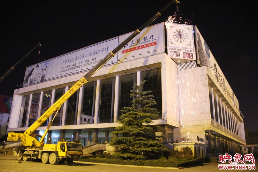 21點(diǎn)50分，切割機(jī)開始對中間最小的一塊牌進(jìn)行切割。頂著“呼呼”的寒風(fēng)，巨大廣告牌上火花四濺。