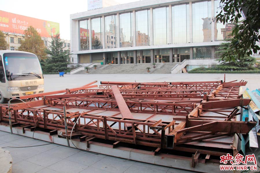 受天氣影響，拆除工作暫時(shí)中止。