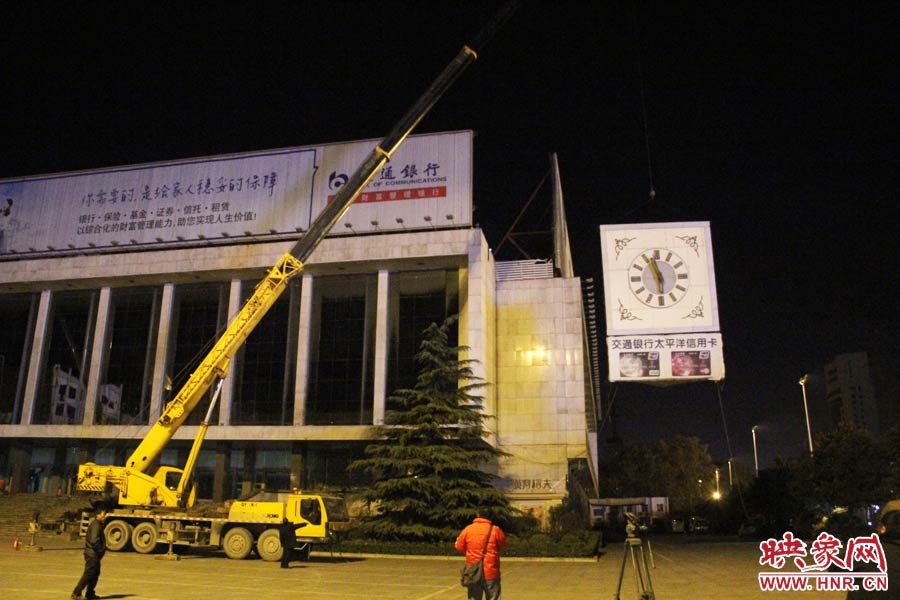 23點(diǎn)左右，位于樓頂東南角的第一塊牌被卸掉。