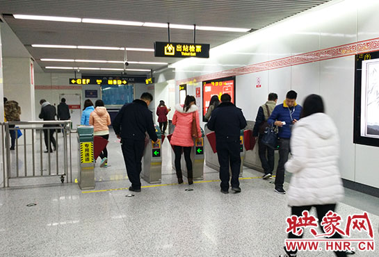 出站閘機(jī)口并沒有地鐵工作人員。