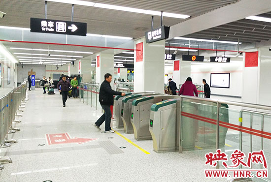 進(jìn)站處也沒有工作人員。