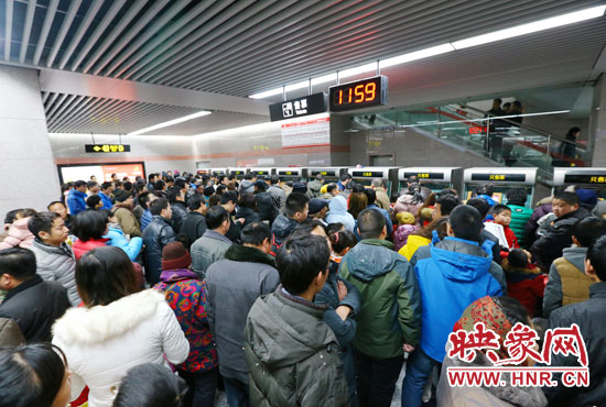 地鐵開通首日，上午十一點(diǎn)五十九分，紫荊山地鐵站售票機(jī)前擠滿了買票的市民。