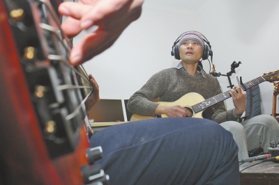 抱著吉他撥弄琴弦，子芙唱著自己的音樂。