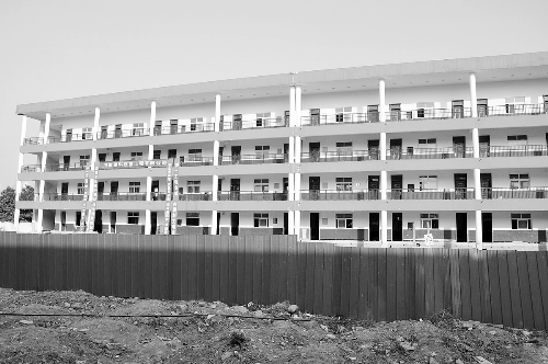 被平移的教學(xué)樓有四層，總重達6000多噸