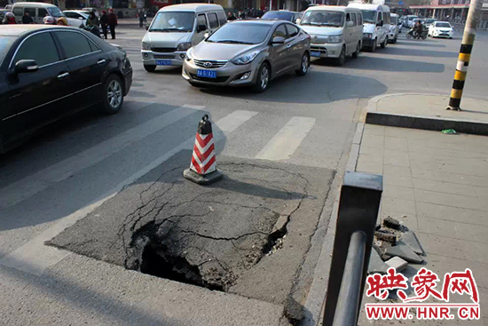 南陽路農(nóng)業(yè)路出現(xiàn)深坑，近看是因為瀝青充當(dāng)窨井蓋所致