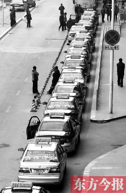 機(jī)場(chǎng)出租車等客區(qū)，停放的大部分都是藍(lán)色出租車