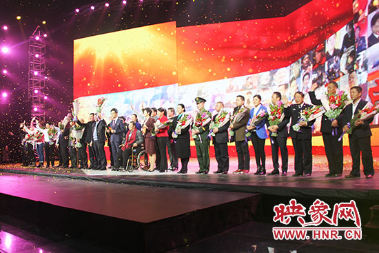 10位獲獎(jiǎng)?wù)吆?個(gè)愛(ài)心集體合影。