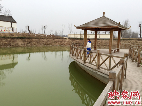 事發(fā)處就挨著亭子。