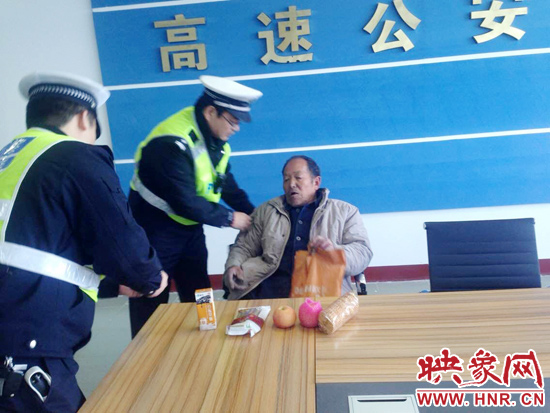 民警將老人帶回駐地。