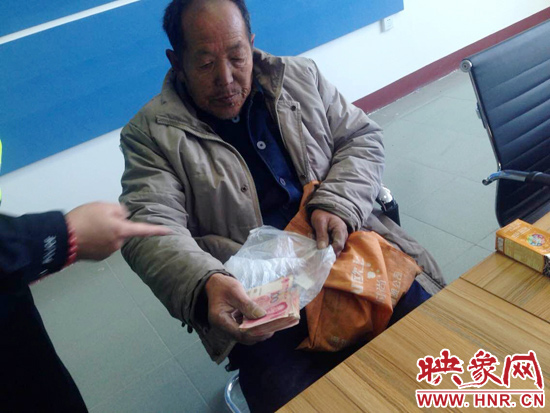 在把老人帶回駐地后，老人竟又從身上掏出幾千元現(xiàn)金要塞給民警。