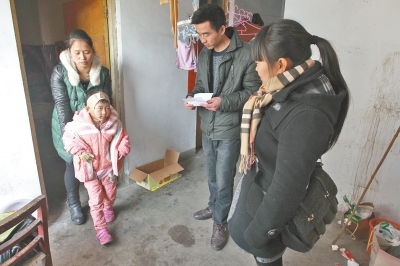 妞妞媽媽在出租屋內(nèi)帶她進(jìn)行鍛煉 妞妞媽媽在出租屋內(nèi)帶她進(jìn)行鍛煉