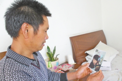 46歲的山村農(nóng)民祁振崗在失去兒子的同時，又陷入了“沒錢帶兒子回家”的揪心之痛中。