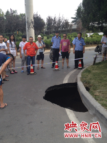 市民調侃這次塌陷難道是天太熱？